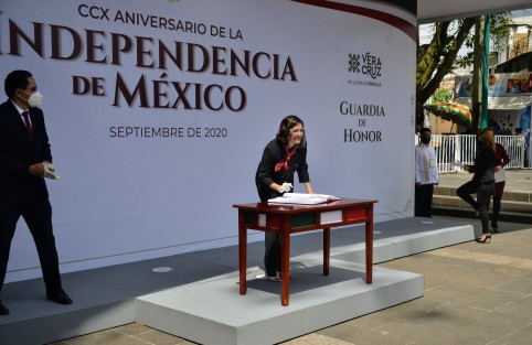 Trabajadores del Instituto Veracruzano de Acceso a la Información y Protección de Datos Personales (IVAI), encabezados por la titular Naldy Patricia Rodríguez Lagunes, rindieron honores este lunes a Miguel Hidalgo.
