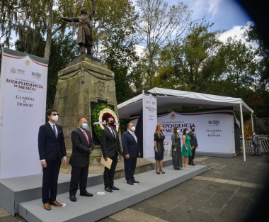 Funcionarios del OPLE encabezados por Alejandro Bonilla Bonilla, consejero presidente del Órgano Electoral, se dejaron  ver por el parque Los Berros, cuando acudieron a hacer guardia de honor al padre de la Patria. Con ofrenda floral y todo.