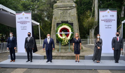 Funcionarios del OPLE encabezados por Alejandro Bonilla Bonilla, consejero presidente del Órgano Electoral, se dejaron  ver por el parque Los Berros, cuando acudieron a hacer guardia de honor al padre de la Patria. Con ofrenda floral y todo.