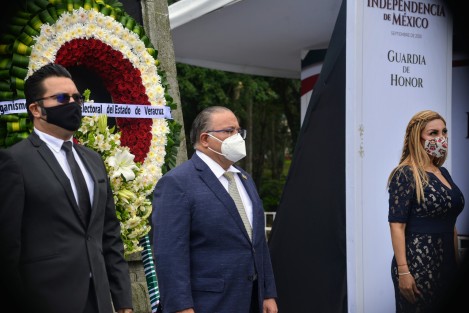 Funcionarios del OPLE encabezados por Alejandro Bonilla Bonilla, consejero presidente del Órgano Electoral, se dejaron  ver por el parque Los Berros, cuando acudieron a hacer guardia de honor al padre de la Patria. Con ofrenda floral y todo.
