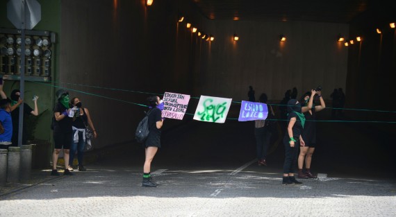 Desde el mediodía de este lunes, Día de Acción Global por el acceso al Aborto Legal y Seguro, un grupo de mujeres tomaron el Viaducto del Parque Juárez, en la capital veracruzana, en donde  realizaron pintas diversas. 