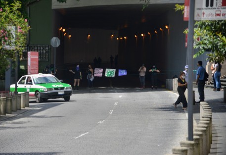 Desde el mediodía de este lunes, Día de Acción Global por el acceso al Aborto Legal y Seguro, un grupo de mujeres tomaron el Viaducto del Parque Juárez, en la capital veracruzana, en donde  realizaron pintas diversas. 