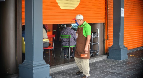 Comerciantes del centro de Xalapa resguardaron sus instalaciones para evitar fueran vandalizados por manifestantes feministas. 