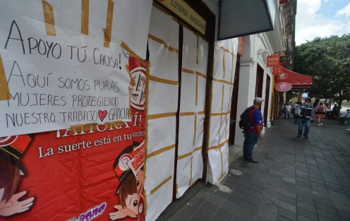 Comercios intentaron disuadir a manifestantes de acciones violentas contra patrimonio de terceros. Por si acaso también se blindaron como pudieron.  