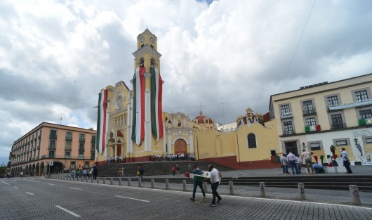 Trabajadores de gobierno retiraron las letras turísticas de plaza Lerdo, por si las dudas.