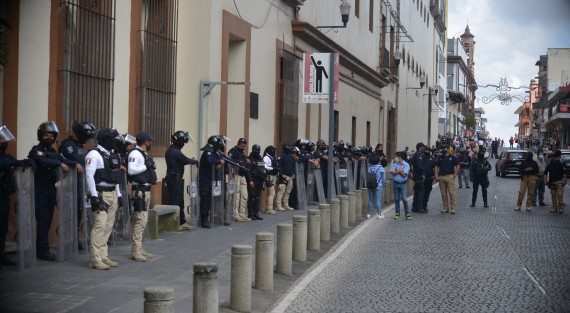 Policías antimotines de la SSP resguardaron edificios  gubernamentales y particulares a lo largo de la marcha, para tratar de evitar el vandalismo que en ocasiones anteriores ha causado pérdidas a terceros. 