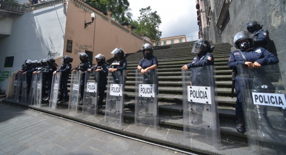 Policías antimotines de la SSP resguardaron edificios  gubernamentales y particulares a lo largo de la marcha, para tratar de evitar el vandalismo que en ocasiones anteriores ha causado pérdidas a terceros. 