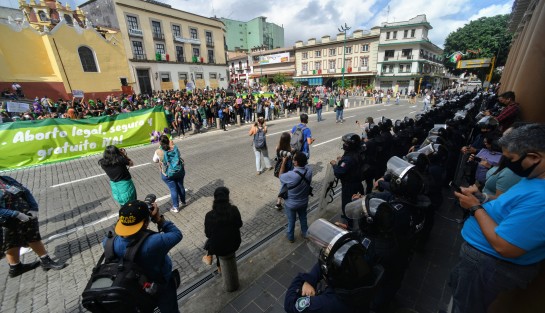 Feministas marcharon en demanda de legalización de más causales del aborto. Aunque sus carteles aludían al tema, sus consignas se enfocaron hacia los feminicidios.  