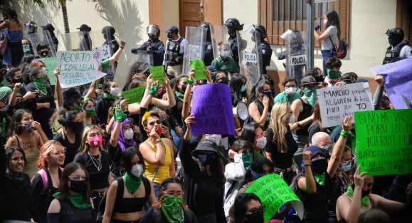 Feministas marcharon en demanda de legalización de más causales del aborto. Aunque sus carteles aludían al tema, sus consignas se enfocaron hacia los feminicidios.  