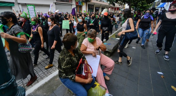 Feministas marcharon en demanda de legalización de más causales del aborto. Aunque sus carteles aludían al tema, sus consignas se enfocaron hacia los feminiicidios.  