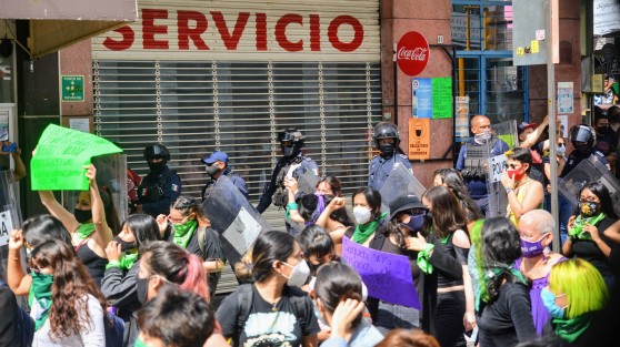 Feministas marcharon en demanda de legalización de más causales del aborto. Aunque sus carteles aludían al tema, sus consignas se enfocaron hacia los feminicidios.  