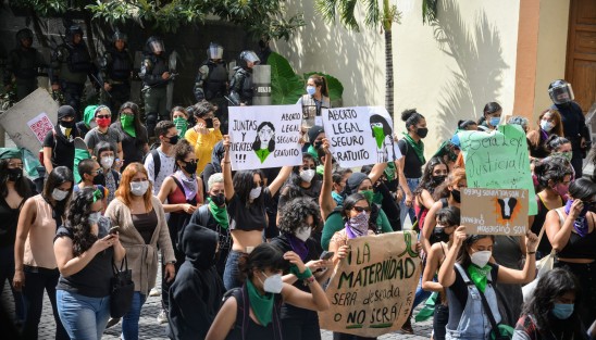 Feministas marcharon en demanda de legalización de más causales del aborto. Aunque sus carteles aludían al tema, sus consignas se enfocaron hacia los feminiicidios.  