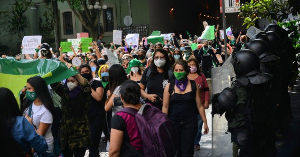 Feministas marcharon en demanda de legalización de más causales del aborto. Aunque sus carteles aludían al tema, sus consignas se enfocaron hacia los feminiicidios.  