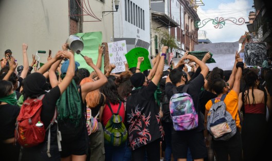 Feministas marcharon en demanda de legalización de más causales del aborto. Aunque sus carteles aludían al tema, sus consignas se enfocaron hacia los feminiicidios.  
