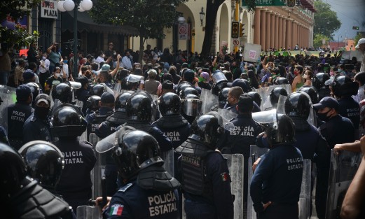 Policías antimotines, muchos de <em>elles</em> mujeres, vigilaron la manifestación en todo su recorrido, por lo que esta vez las afectaciones a terceros fueron mínimas. 