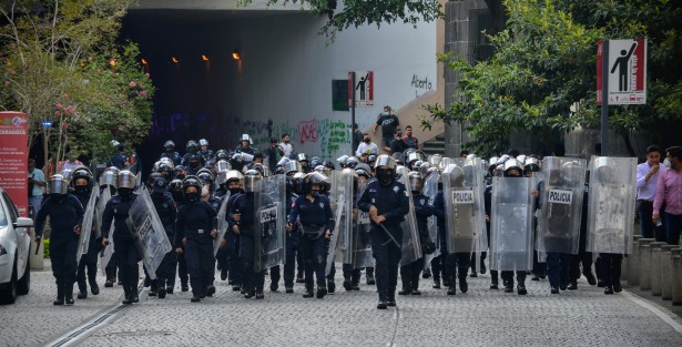 Policías antimotines, muchos de <em>elles</em> mujeres, vigilaron la manifestación en todo su recorrido, por lo que esta vez las afectaciones a terceros fueron mínimas. 