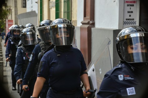 Policías antimotines, muchos de <em>elles</em> mujeres, vigilaron la manifestación en todo su recorrido, por lo que esta vez las afectaciones a terceros fueron mínimas. 