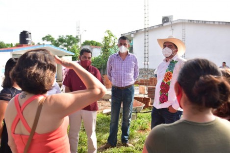 Dentro del programa 2020 de rehabilitación de espacios educativos, que contempla mil acciones en todo el estado, autoridades de la SEV supervisaron la construcción de un aula didáctica y barda perimetral en el preescolar Niños Héroes de la congregación El Barreal, municipio de Córdoba. 
