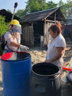  En la lucha contra el dengue, zika y chikungunya, la Secretaría de Salud (SS), a través de la Jurisdicción Sanitaria II de Tuxpan, llevó a cabo labores de rociado en mil 300 viviendas, beneficiando a más de dos mil habitantes en los municipios de Álamo, Cerro Azul, Naranjos, Tamalín, Tancoco y Tuxpan.  