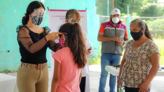 La Presidenta del Sistema Municipal DIF Teocelo, Mara Chama Villa,  inició  la entrega de lentes oftalmológicos  a niños y jóvenes estudiantes en Comunidades de Llano Grande y Tejería; con la asistencia de la Secretaria del Ayuntamiento, Trinidad Martínez Larios,  del Supervisor Escolar de la Zona 173 de Teocelo, Jaime Bueno Viveros, de la Maestra Ma. De los Ángeles Chávez  y de la Titular del Área de Educación del Ayuntamiento, Norma Angélica Castillo Pale.