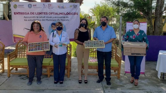 La Presidenta del Sistema Municipal DIF Teocelo, Mara Chama Villa,  inició  la entrega de lentes oftalmológicos  a niños y jóvenes estudiantes en Comunidades de Llano Grande y Tejería; con la asistencia de la Secretaria del Ayuntamiento, Trinidad Martínez Larios,  del Supervisor Escolar de la Zona 173 de Teocelo, Jaime Bueno Viveros, de la Maestra Ma. De los Ángeles Chávez  y de la Titular del Área de Educación del Ayuntamiento, Norma Angélica Castillo Pale.