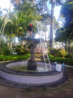 Personal de Parques y Jardines, realizan mantenimiento en las áreas verdes y limpieza en las fuentes del Parque Revolución, acciones que ayudan a mejorar la imagen de nuestro municipio
