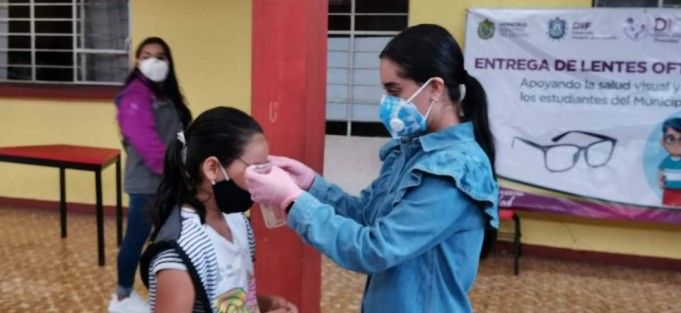 El Sistema Municipal DIF Teocelo que preside Mara Chama Villa y su equipo de trabajo, en coordinación con el Instituto Municipal de la Mujer de Teocelo, continúan con la entrega de lentes oftalmológicos,  gracias a la gestión a través de la Dirección de Asistencia e Integración Social del DIF Estatal que dirige la Lic. Rebeca Quintanar Barceló. Este martes la entrega se hizo en la comunidad de Monte Blanco, en la Primaria Vicente Guerrero, turno matutino y Primaria Justo Sierra, turno vespertino; a  la Telesecundaria, Amado Nervo y el Telebachillerato.  