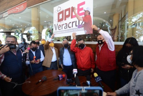  Los dirigentes del PAN, Joaquín Guzmán; PRI, Marlon Ramírez y PRD, Sergio Cadena, se pronunciaron en contra de la reforma al Código Electoral que, entre otras disposiciones, eliminará el monitoreo de medios por parte del OPLE y dejará a cargo del organismo al Programa de Resultados Electorales Preliminares.  