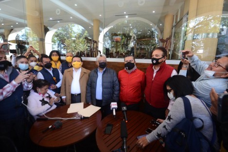  Los dirigentes del PAN, Joaquín Guzmán; PRI, Marlon Ramírez y PRD, Sergio Cadena, se pronunciaron en contra de la reforma al Código Electoral que, entre otras disposiciones, eliminará el monitoreo de medios por parte del OPLE y dejará a cargo del organismo al Programa de Resultados Electorales Preliminares.  