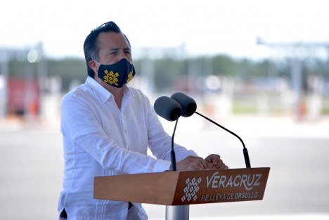 El gobernador Cuitláhuac García Jiménez se dijo orgulloso por que en Veracruz inicie la estrategia del presidente Andrés Manuel López Obrador de combatir la corrupción y el contrabando en las 16 aduanas marítimas del país; <em>creemos que es correcta y la vamos a apoyar</em>, expresó.