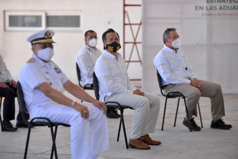 Este jueves el director general de Aduanas, Horacio Duarte, estuvo en Veracruz, para poner en marcha la <em> Estrategia Integral de Aduanas Marítimas</em>. En el evento, se dio nombramiento al Vicealmirante Román Contreras Hernández, Contralmirante Armando Almaguer Vargas y Vicealmirante José Antonio Toledano Castell, como administradores de las aduanas marítimas de Tuxpan, Coatzacoalcos y Veracruz, respectivamente.  