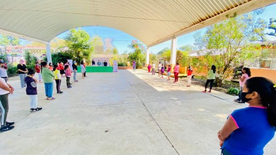 El Sistema Municipal DIF Teocelo que preside Mara Chama Villa en compañía del Supervisor Escolar, Mtro. Jaime Bueno Viveros y del Director de Escuela Primaria Efrén Hernández Castellanos, el Mtro. Rafael Flores Ortega,  entregaron lentes a niños y jóvenes estudiantes de dicha escuela primaria de Texín;  también se hizo entrega para la Primaria Juan de la Luz Enríquez y  para la Telesecundaria Emiliano Zapata de la Comunidad de Baxtla,  todo con las medidas de prevención y mantenido la sana distancia. 