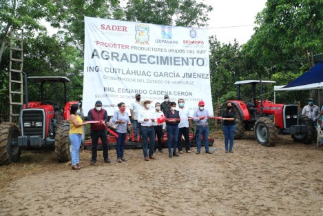 ganaderos y agricultores de Jesús Carranza y Uxpanapa recibieron equipos, implementos e infraestructura por 9 millones 426 mil pesos, como parte de los Proyectos de Desarrollo Territorial (PRODETER). 