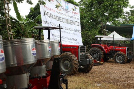 ganaderos y agricultores de Jesús Carranza y Uxpanapa recibieron equipos, implementos e infraestructura por 9 millones 426 mil pesos, como parte de los Proyectos de Desarrollo Territorial (PRODETER). 