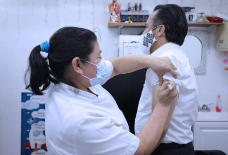 A través de sus redes sociales el Gobernador  Cuitláhuac García compartió que siguiendo las indicaciones de salud, hoy se fue a vacunar contra la influenza estacional.  