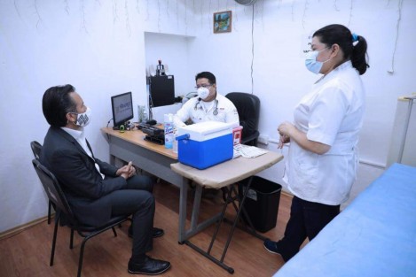 El Gobernador de Veracruz también aprovecho para invitar a los veracruzanos a que acudan a su centro de salud para pedir informes y sean vacunados. <em>La vacuna es gratuita y te proteges un poco más en esta época complicada de enfermedades respiratorias</em>, agregó.
