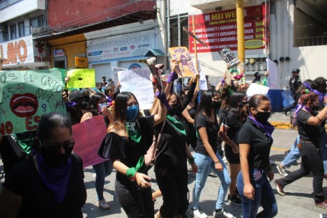 Unas 300 mujeres se manifestaron este mediodía de domingo en Córdoba contra la violencia hacia las mujeres.