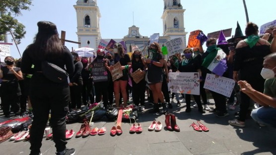 Unas 300 mujeres se manifestaron este mediodía de domingo en Córdoba contra la violencia hacia las mujeres. La marcha inició en el Barrio de San Pedro y poco a poco avanzó hacia la plaza central del municipio. 