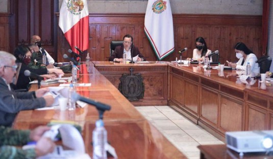 El Gobernador de Veracruz, Cuitláhuac García, informó a través de sus redes sociales que inició la semana trabajando en la Coordinación Estatal para la Construcción de la Paz.  <em>Seguimos atendiendo todos los temas, estamos conscientes de que solo con bienestar y justicia se logra la tranquilidad a largo plazo.</em>