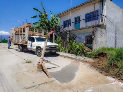 El H. Ayuntamiento de Teocelo que preside el Alcalde Mario Chama Díaz, a través de la Dirección de Obras Públicas del Ayuntamiento y trabajadores Servicios Generales, trabajan de manera permanente en obra pública de impacto social a corto plazo en calles y colonias de ese municipio. 