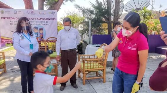 El Sistema Municipal DIF de Teocelo, Ver., que preside Mara Chama Villa y su equipo de trabajo, continúan entregando lentes oftalmológicos a los estudiantes del municipio, gracias al trabajo conjunto entre DIF Estatal y DIF Municipal. 