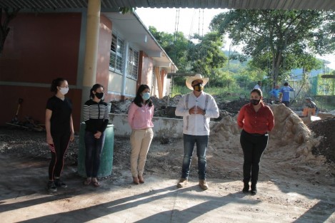 Autoridades de la Secretaría de Educación de Veracruz (SEV) supervisaron obras de infraestructura escolar en los municipios de Actopan y La Antigua, en las cuales se invierten 889 mil 334.99 pesos a través del Instituto de Espacios Educativos (IEEV).