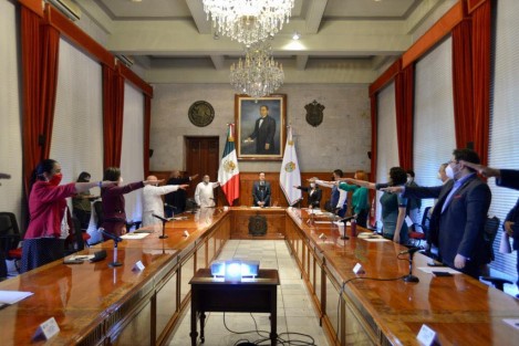 El Gobernador Cuitláhuac García informó que con la participación del los tres poderes del estado, la Universidad Veracruzana y representantes de la sociedad civil se instaló el Comité Estatal para el otorgamiento de la Medalla Veracruz, en el cual se tomó la decisión de reconocer y agradecer a quienes han puesto su empeño, durante la pandemia, para salvar vidas y brindar atención a los pacientes de COVID-19.