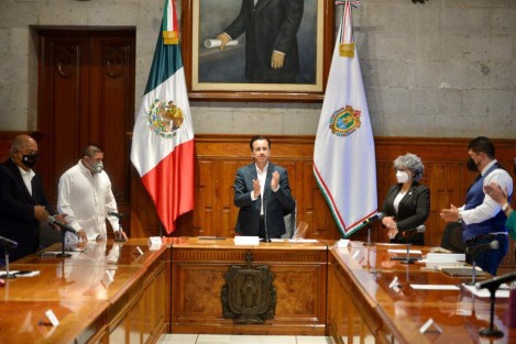 Es por ello que este año la Medalla Veracruz, en la categoría de <em>Mérito Ciudadano</em>, será entregada al personal de salud de la Administración Pública Estatal que ha estado trabajando en la atención de la emergencia sanitaria que vivimos. La convocatoria podrá ser consultada en próximos días a través de la página http://coronavirus.veracruz.gob.mx.
