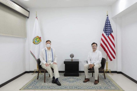 El Gobernador de Veracruz, Cuitláhuac García Jiménez, recibió al Embajador de los Estados Unidos de Norteamérica en nuestro país, Christopher Landau, en el heroico Puerto de Veracruz. 