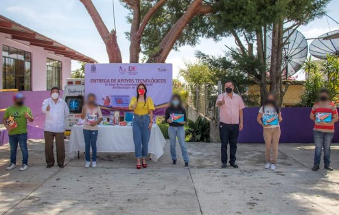 El Sistema Municipal DIF Teocelo que preside Mara Chama Villa, inició  la entrega de apoyos tecnológicos en favor de la comunidad estudiantil del municipio.  