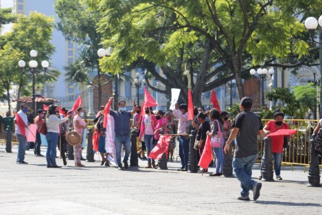 Este sábado integrantes de la Antorcha Campesina se manifestaron en  Córdoba para exigir la presentación con vida de 4 miembros de esta organización. Los integrantes marcharon por las calles del  centro histórico, con cartulinas y lonas donde exigen al gobierno del estado que actúe en este caso.