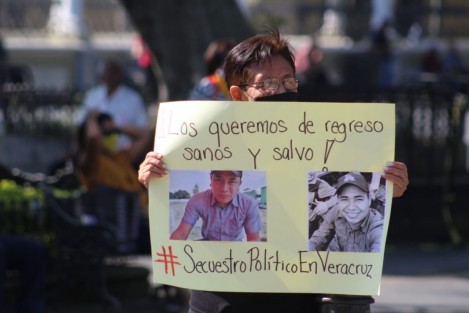 Este sábado integrantes de la Antorcha Campesina se manifestaron en  Córdoba para exigir la presentación con vida de 4 miembros de esta organización. Los integrantes marcharon por las calles del  centro histórico, con cartulinas y lonas donde exigen al gobierno del estado que actúe en este caso.