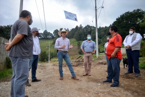 el gobernador Cuitláhuac García Jiménez visitó localidades rurales para supervisar las acciones de electrificación en las que trabajaron la Secretaría de Desarrollo Social (SEDESOL) y la Comisión Federal de Electricidad (CFE). 