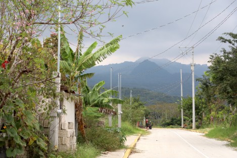 El gobernador Cuitláhuac García Jiménez visitó localidades rurales para supervisar las acciones de electrificación en las que trabajaron la Secretaría de Desarrollo Social (SEDESOL) y la Comisión Federal de Electricidad (CFE).